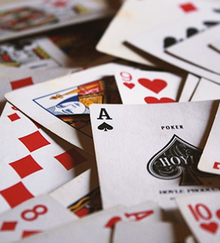 Cartes sur une table de jeu lors d'une soirée Las Vegas